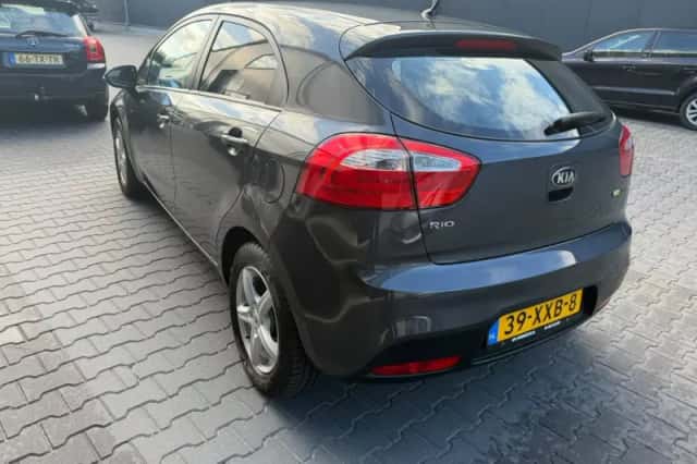Kia Rio (2012) thumbnail 3