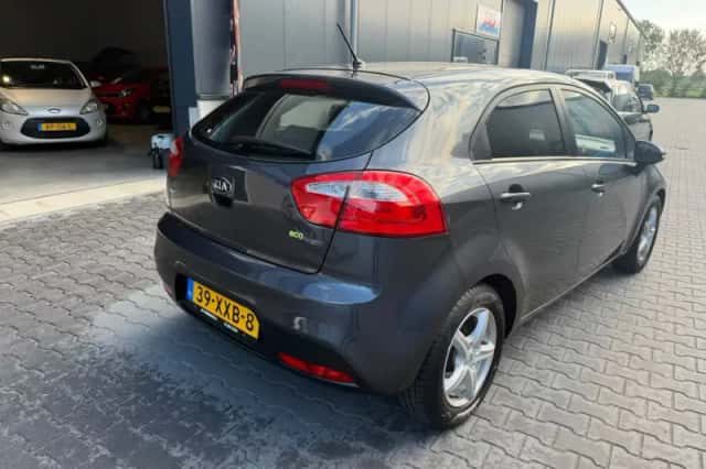 Kia Rio (2012) thumbnail 4