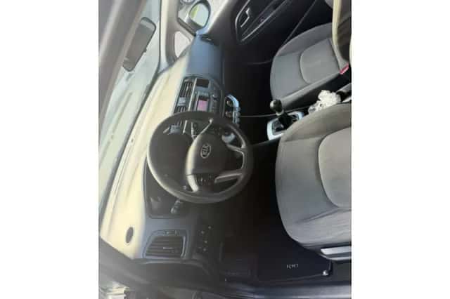 Kia Rio (2012) thumbnail 6