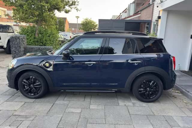 MINI Cooper S (2019) thumbnail 2