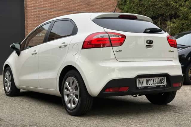 Kia Rio (2012) thumbnail 3