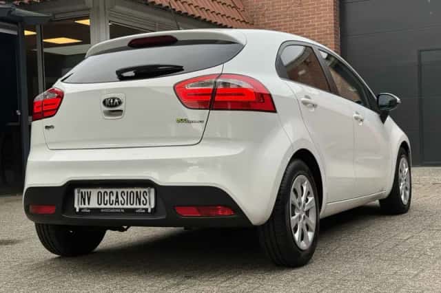 Kia Rio (2012) thumbnail 4