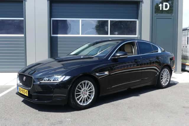Jaguar XE (2016) thumbnail 1