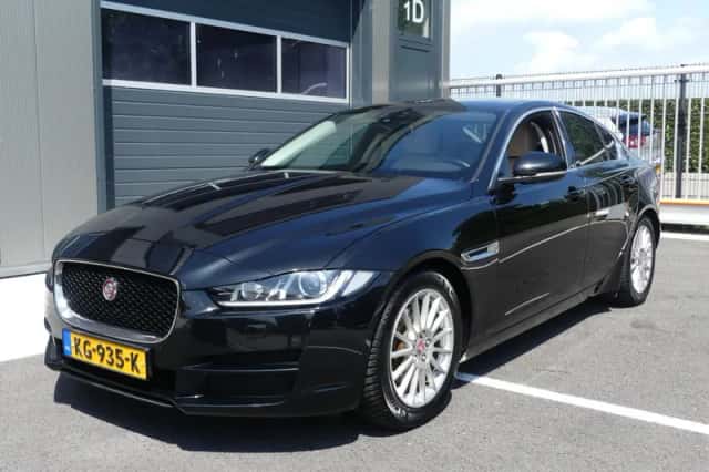 Jaguar XE (2016) thumbnail 2