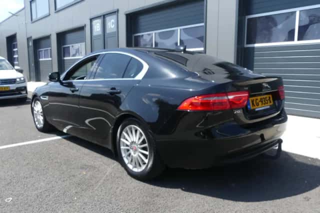 Jaguar XE (2016) thumbnail 4