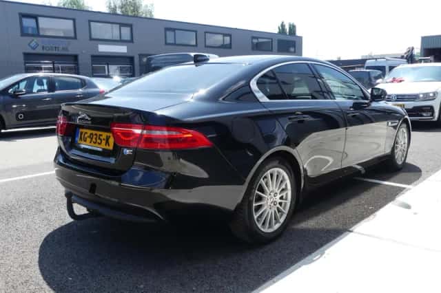 Jaguar XE (2016) thumbnail 5
