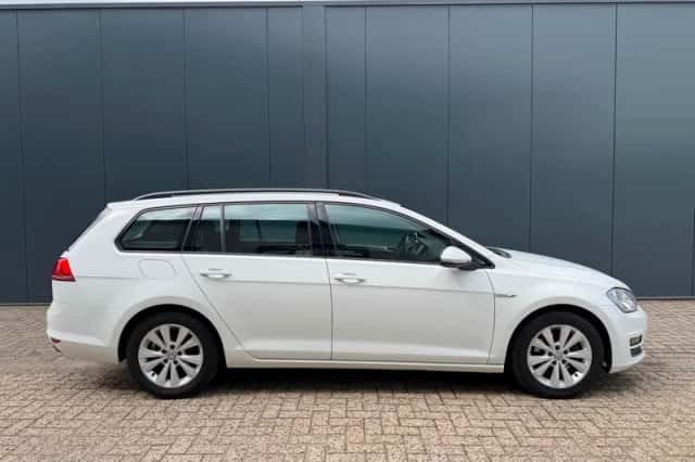 Volkswagen Golf (2015) thumbnail 2