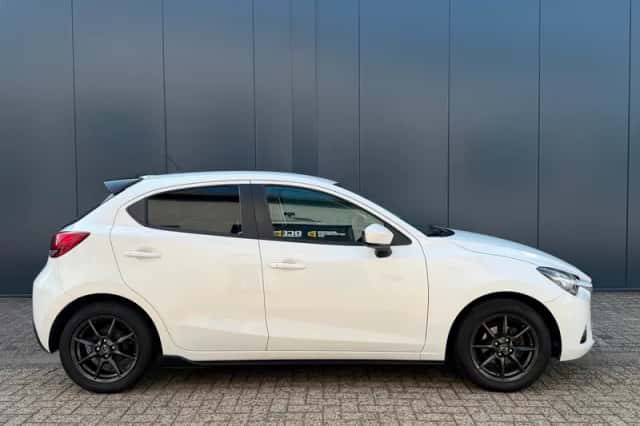 Mazda 2 (2015) thumbnail 2