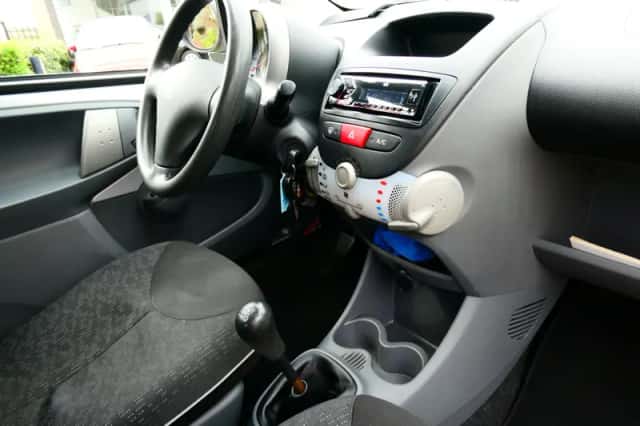 Peugeot 107 (2010) thumbnail 2