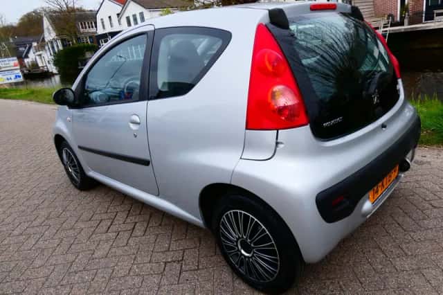 Peugeot 107 (2010) thumbnail 5