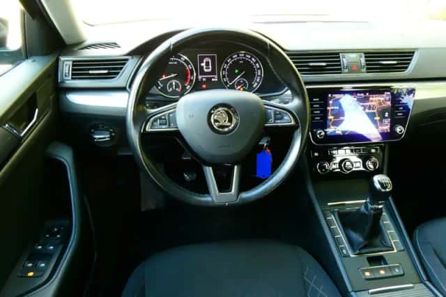 Škoda Superb (2018) thumbnail 3
