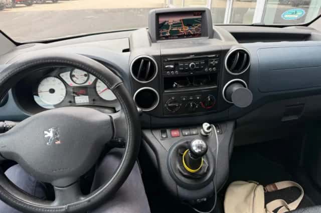 Peugeot Partner (2011) thumbnail 3