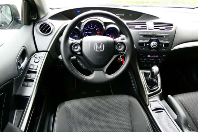 Honda Civic (2015) thumbnail 2