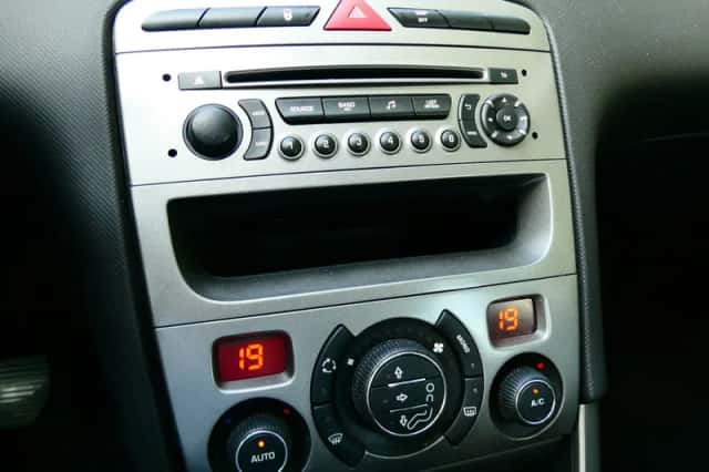 Peugeot 308 (2012) thumbnail 3
