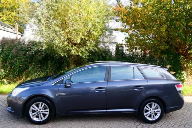 Toyota Avensis (2009) thumbnail 4