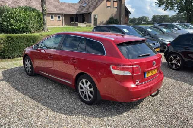 Toyota Avensis (2010) thumbnail 2