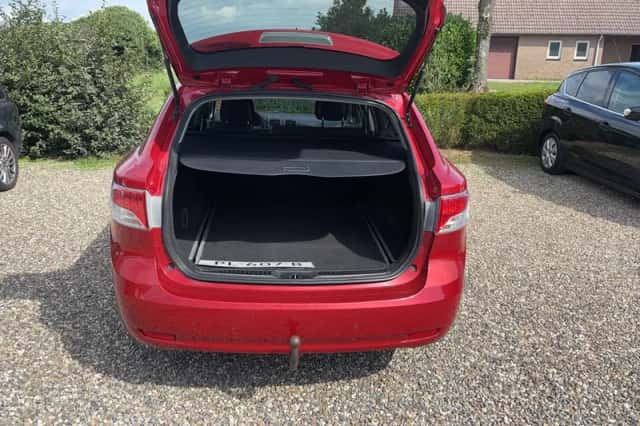 Toyota Avensis (2010) thumbnail 3