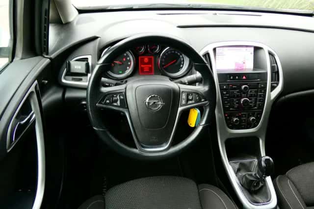 Opel Astra (2012) thumbnail 2