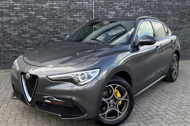 Alfa Romeo Stelvio (2018) thumbnail 1