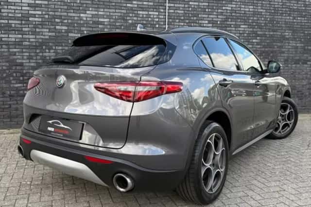 Alfa Romeo Stelvio (2018) thumbnail 3