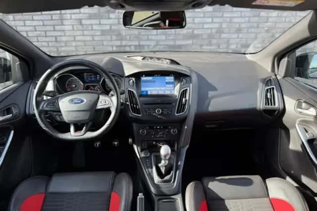 Ford Focus (2018) thumbnail 2