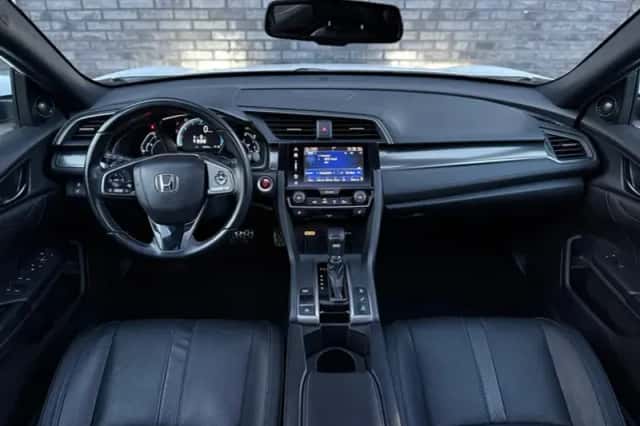 Honda Civic (2017) thumbnail 2