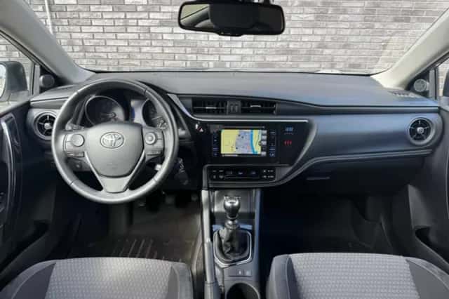 Toyota Auris (2017) thumbnail 2