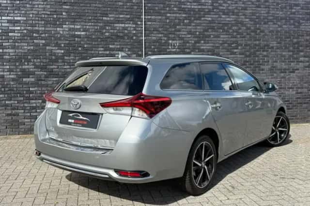 Toyota Auris (2017) thumbnail 3
