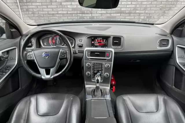 Volvo V60 (2015) thumbnail 2