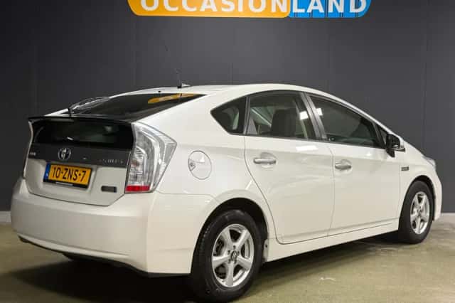 Toyota Prius (2013) thumbnail 2