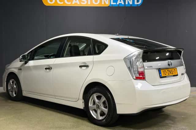 Toyota Prius (2013) thumbnail 3