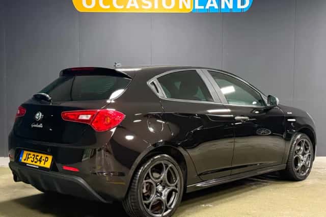 Alfa Romeo Giulietta (2016) thumbnail 2