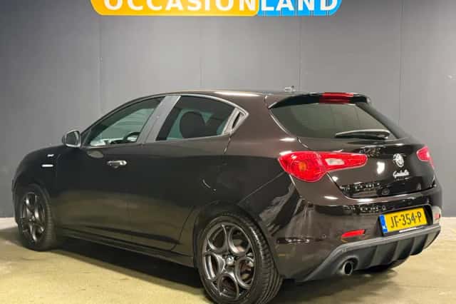 Alfa Romeo Giulietta (2016) thumbnail 3