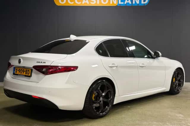 Alfa Romeo Giulia (2017) thumbnail 2