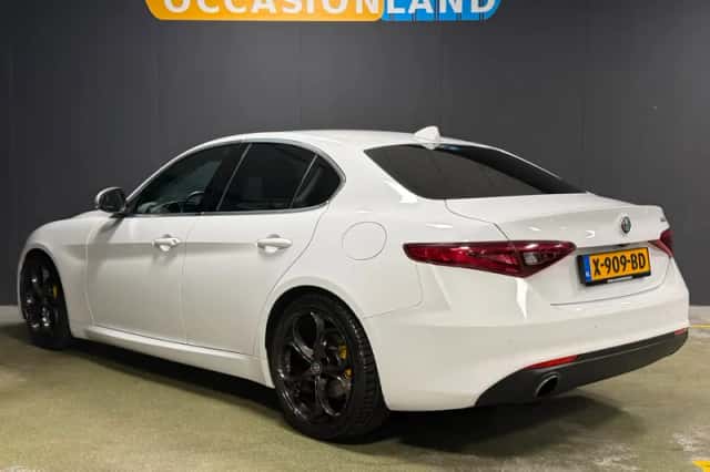 Alfa Romeo Giulia (2017) thumbnail 3