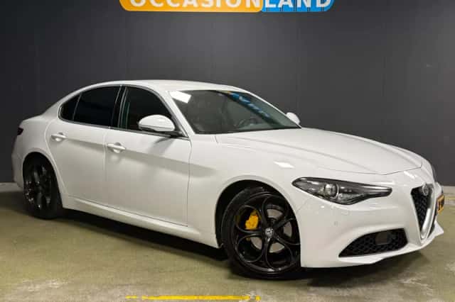 Alfa Romeo Giulia (2017) thumbnail 4