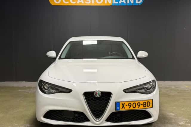 Alfa Romeo Giulia (2017) thumbnail 5