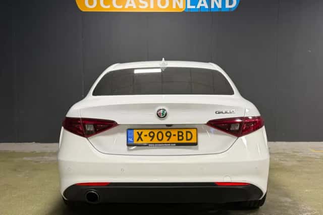 Alfa Romeo Giulia (2017) thumbnail 6