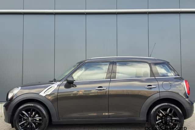 MINI Countryman (2016) thumbnail 4
