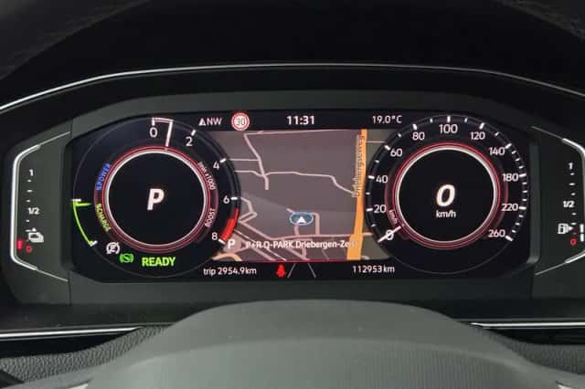 Volkswagen Passat (2023) thumbnail 4