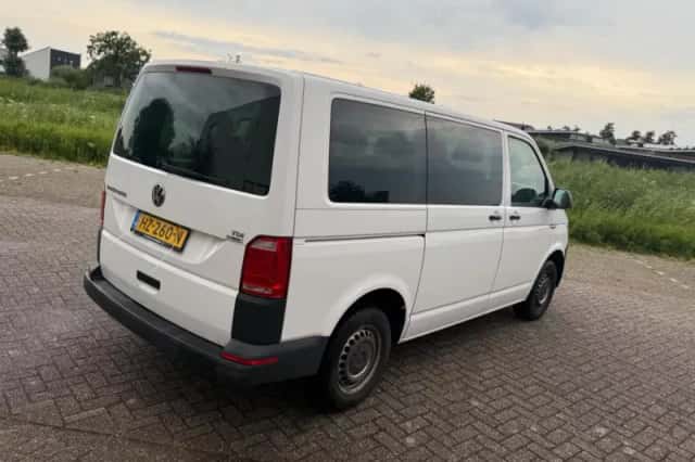 Volkswagen Transporter (2016) thumbnail 3