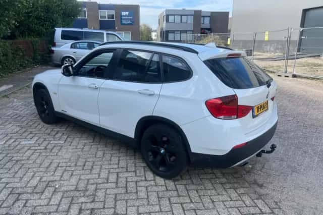 BMW X1 (2011) thumbnail 2
