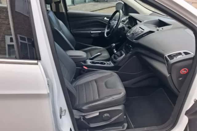 Ford Kuga (2014) thumbnail 3