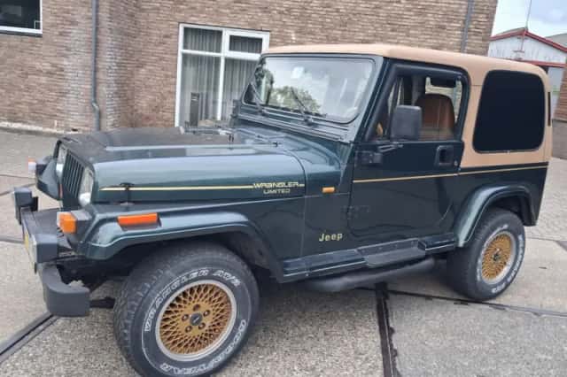 Jeep Wrangler (1992) thumbnail 3
