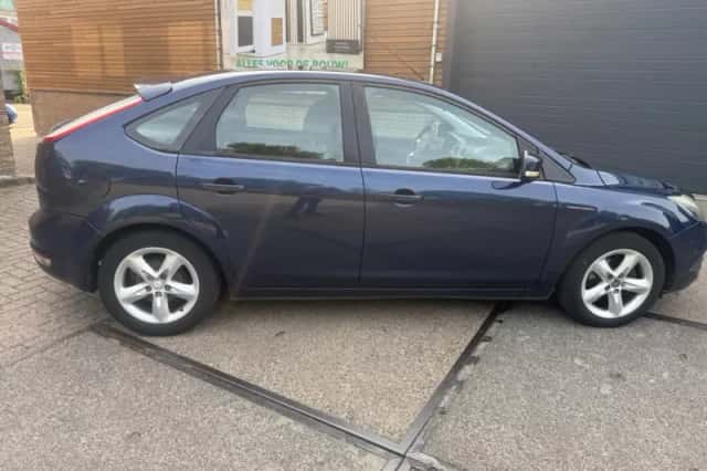 Ford Focus (2010) thumbnail 2