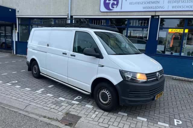 Volkswagen Transporter (2016) thumbnail 3