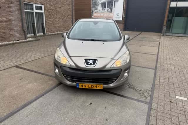Peugeot 308 (2010) thumbnail 2