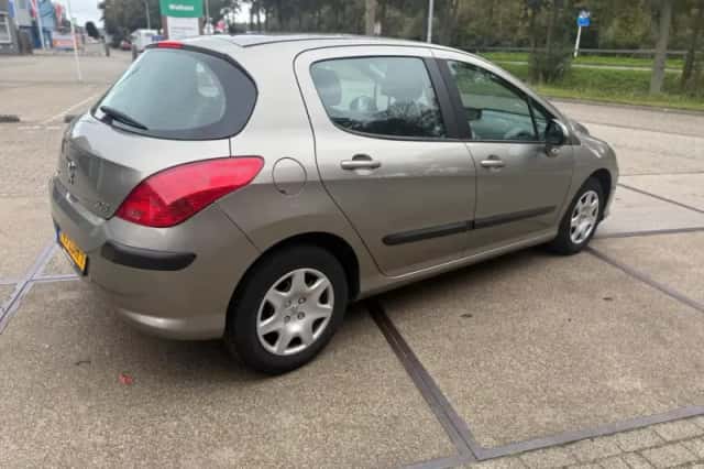 Peugeot 308 (2010) thumbnail 4