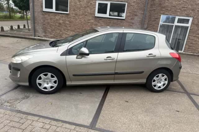 Peugeot 308 (2010) thumbnail 5