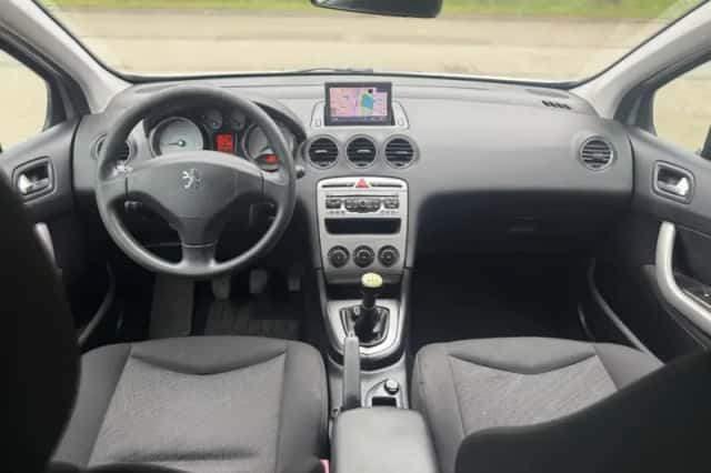 Peugeot 308 (2010) thumbnail 6